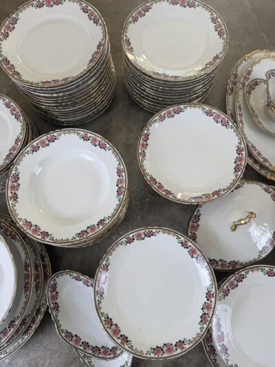 service 66 pièces en porcelaine de limoges