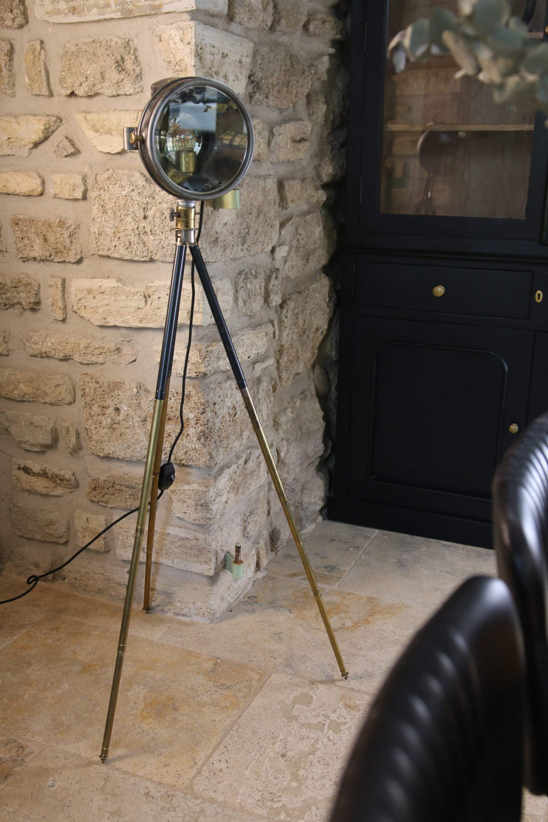 projecteur lampadaire vintage rénové – phare ancien "besnard paris" sur trépied n°02