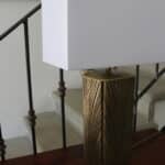 lampe laiton et bronze "effet plume", attribuée à luciano frigerio, design italien des années 70