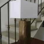 lampe laiton et bronze "effet plume", attribuée à luciano frigerio, design italien des années 70