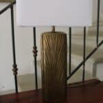 lampe laiton et bronze "effet plume", attribuée à luciano frigerio, design italien des années 70