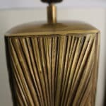 lampe laiton et bronze "effet plume", attribuée à luciano frigerio, design italien des années 70